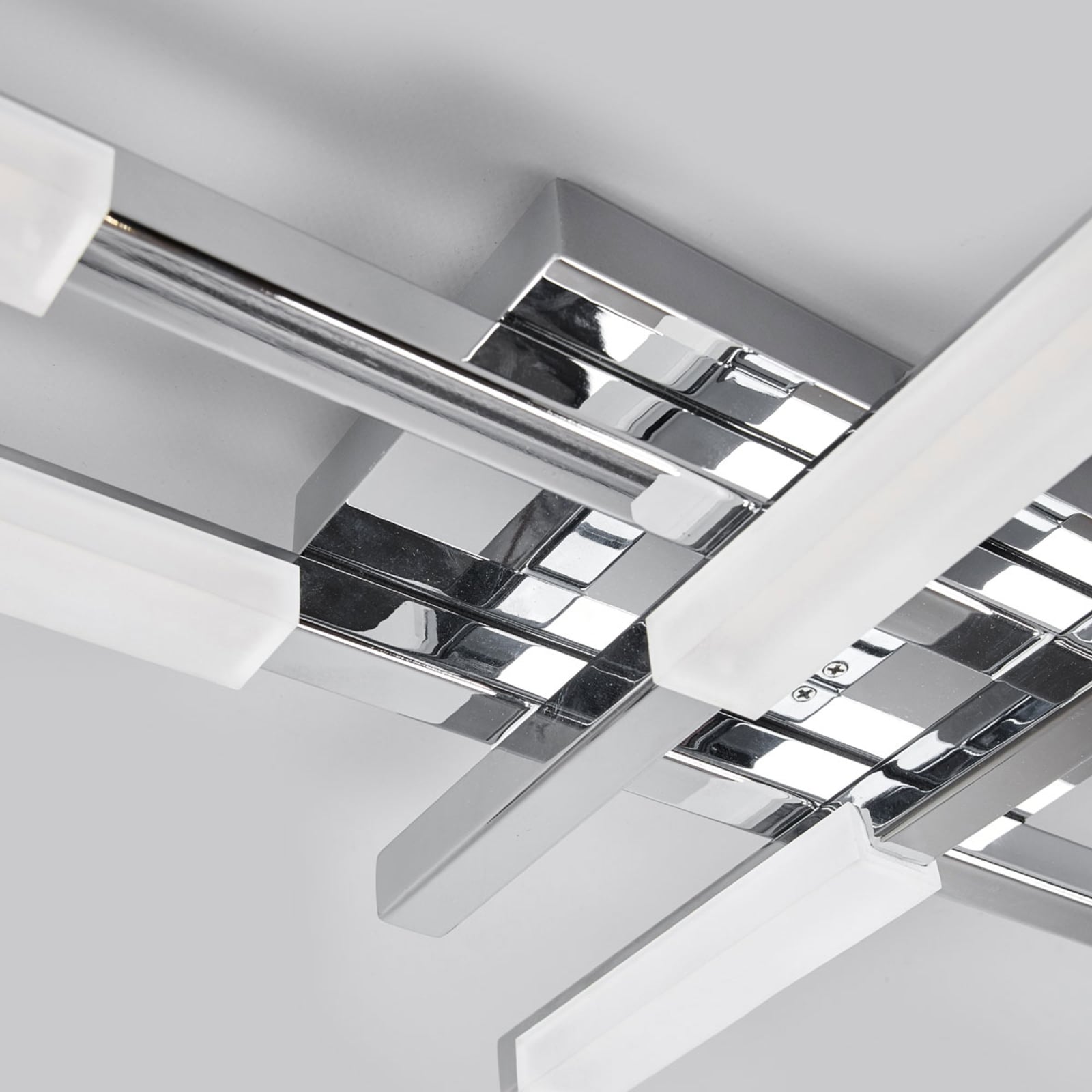 Nærbilde av LED-lys på LED taklampe Patrik 6-lys krom akryl 62 cm IP44