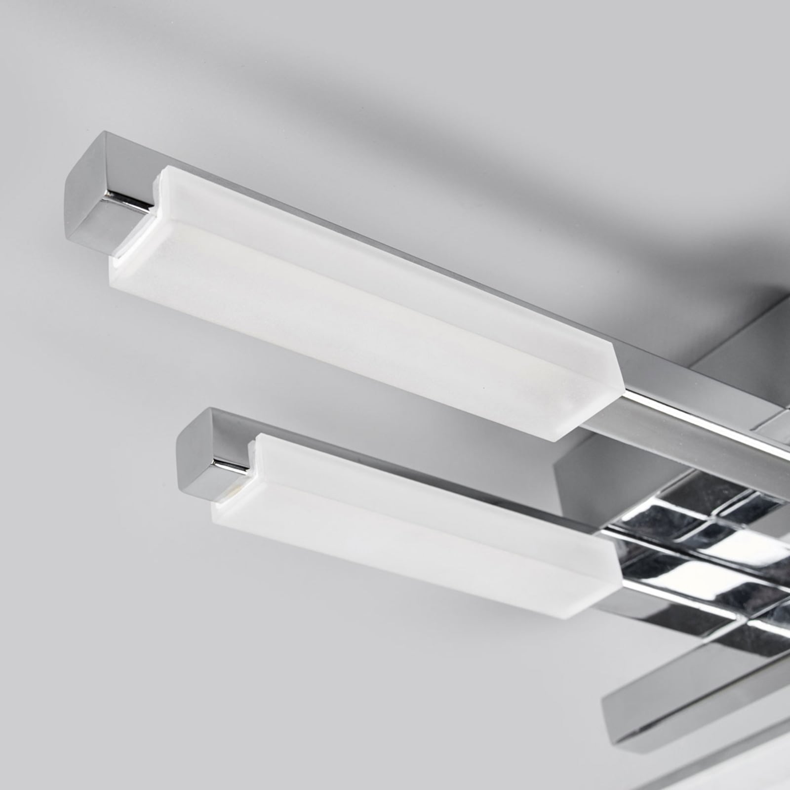 Sidebilde av LED taklampe Patrik 6-lys krom akryl 62 cm IP44