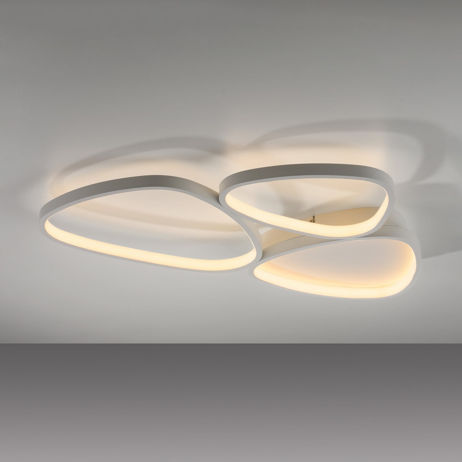 LED taklampe Pebbles dimbar hvit 69x46 cm 28W side