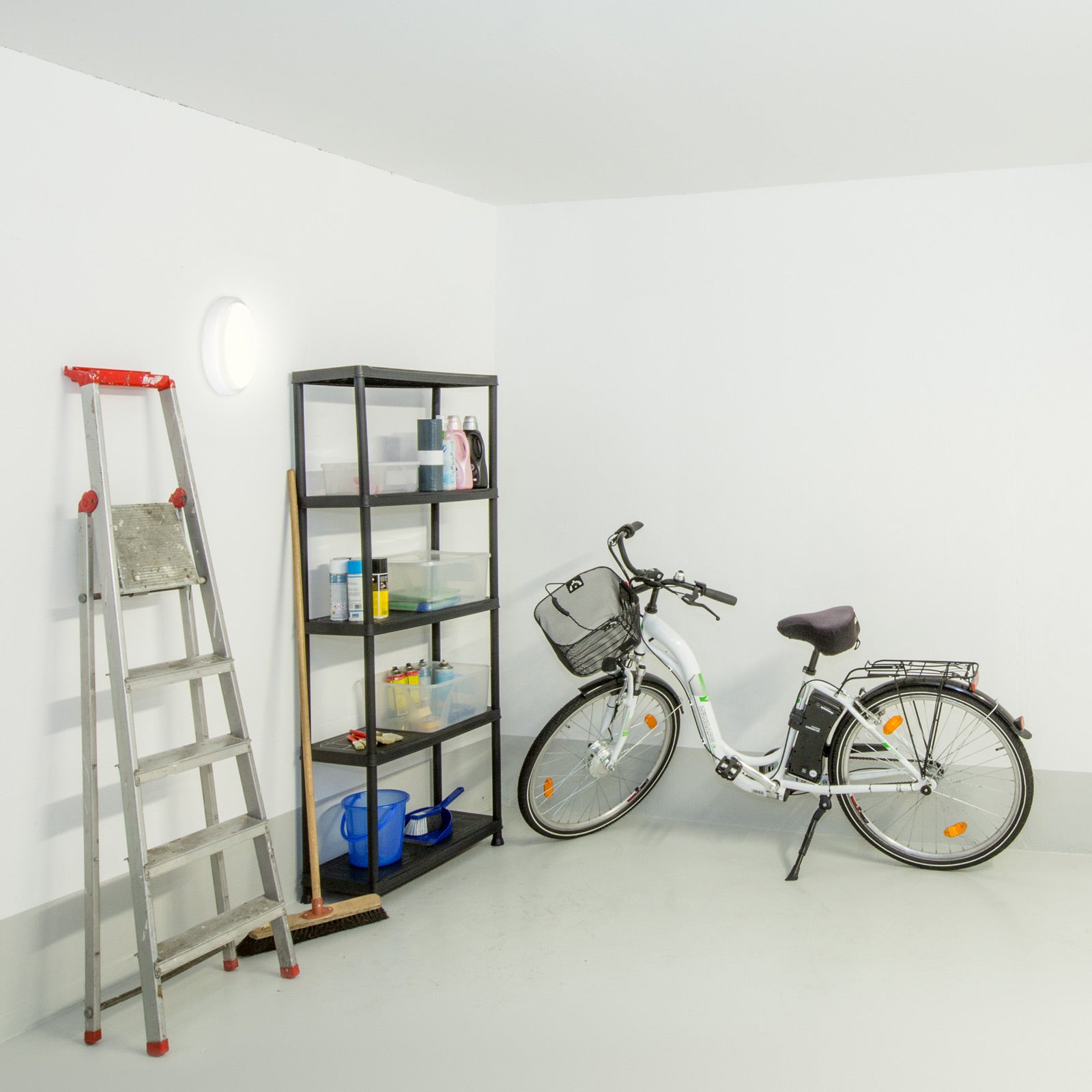 LED taklampe Pictor rund hvit montert i rom