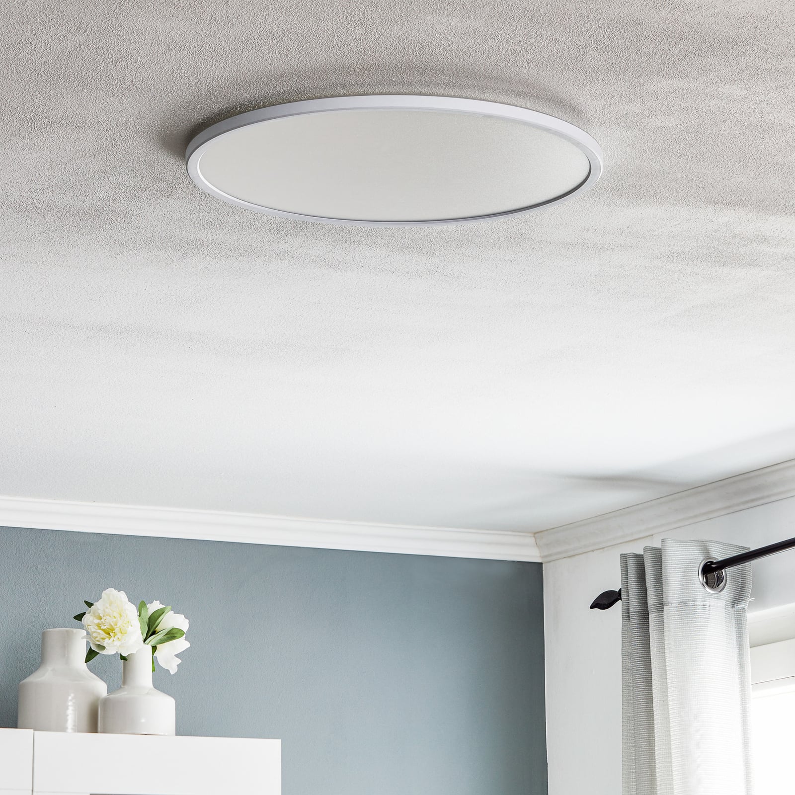 LED taklampe Planura dimbar hvit Ø42 cm detalj av materialet