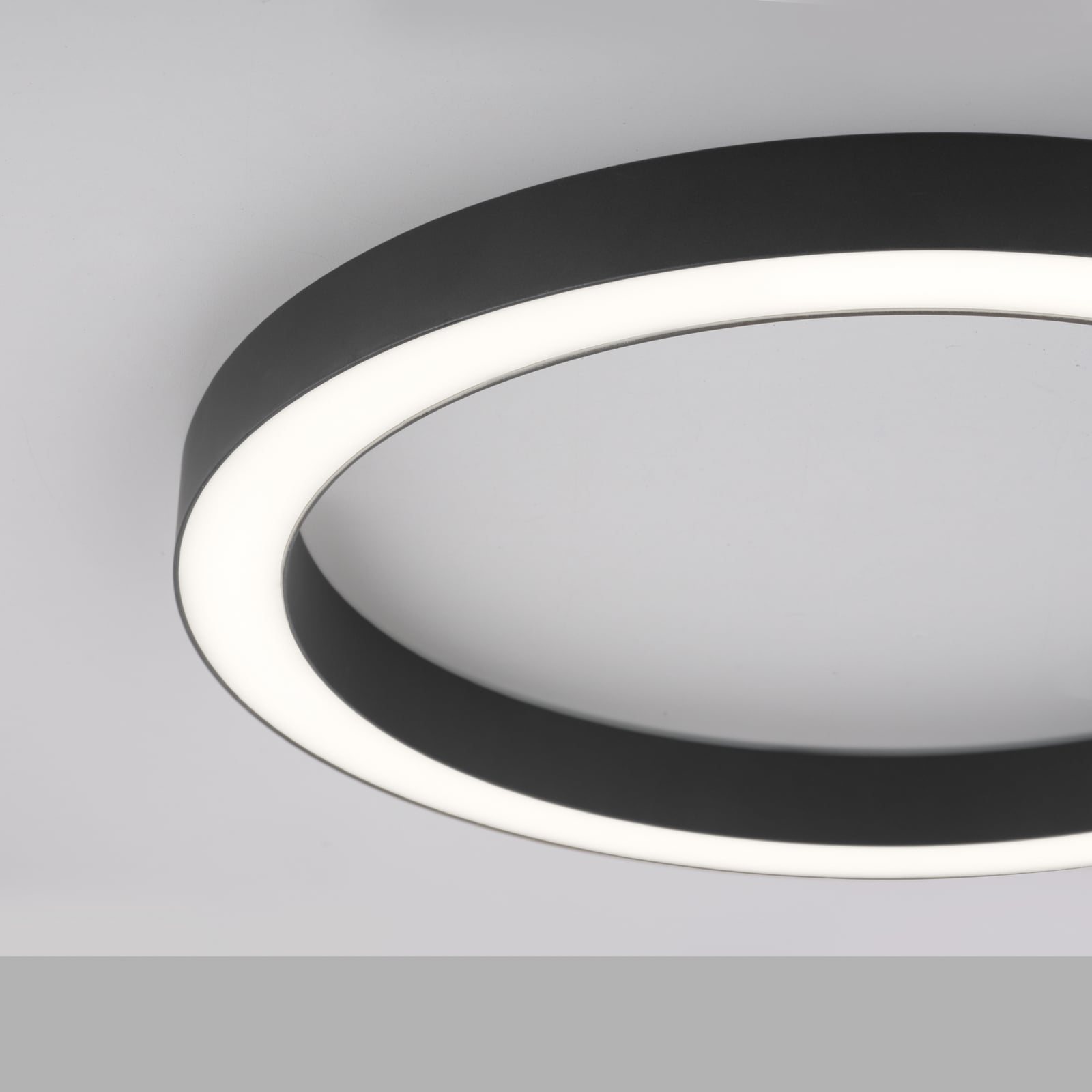 Nærbilde av aluminium og plast på LED taklampe PURE Lines Round dimbar CCT Ø50 cm antrasitt