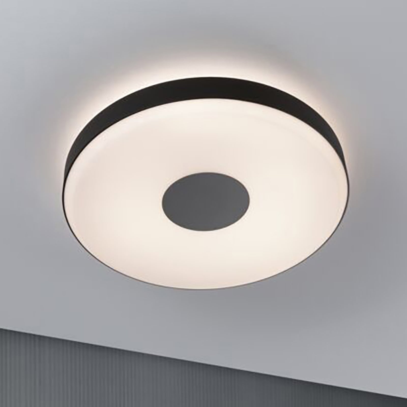 Detalj av metall og plast på LED taklampe Puric Pane II dimbar svart