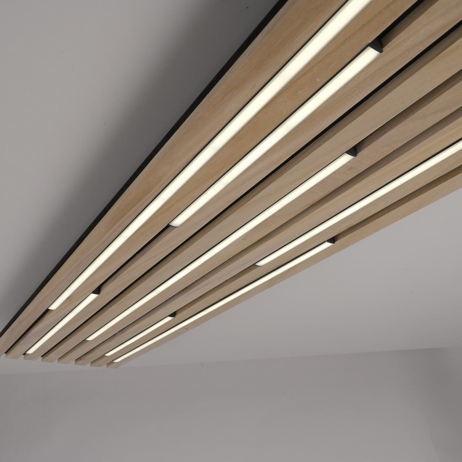 LED taklampe Q-Akustik tre/svart kontroll med fjernkontroll