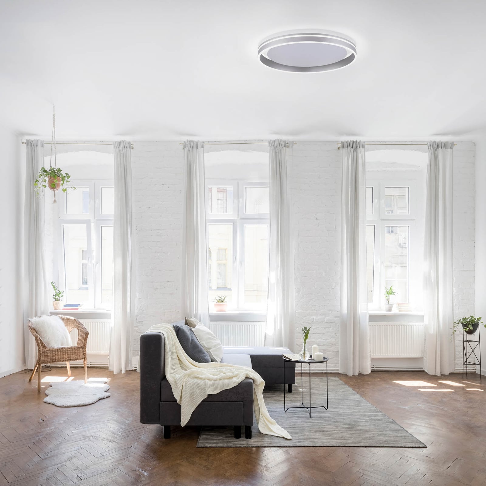 LED taklampe Q-VITO dimbar Zigbee med lyset på