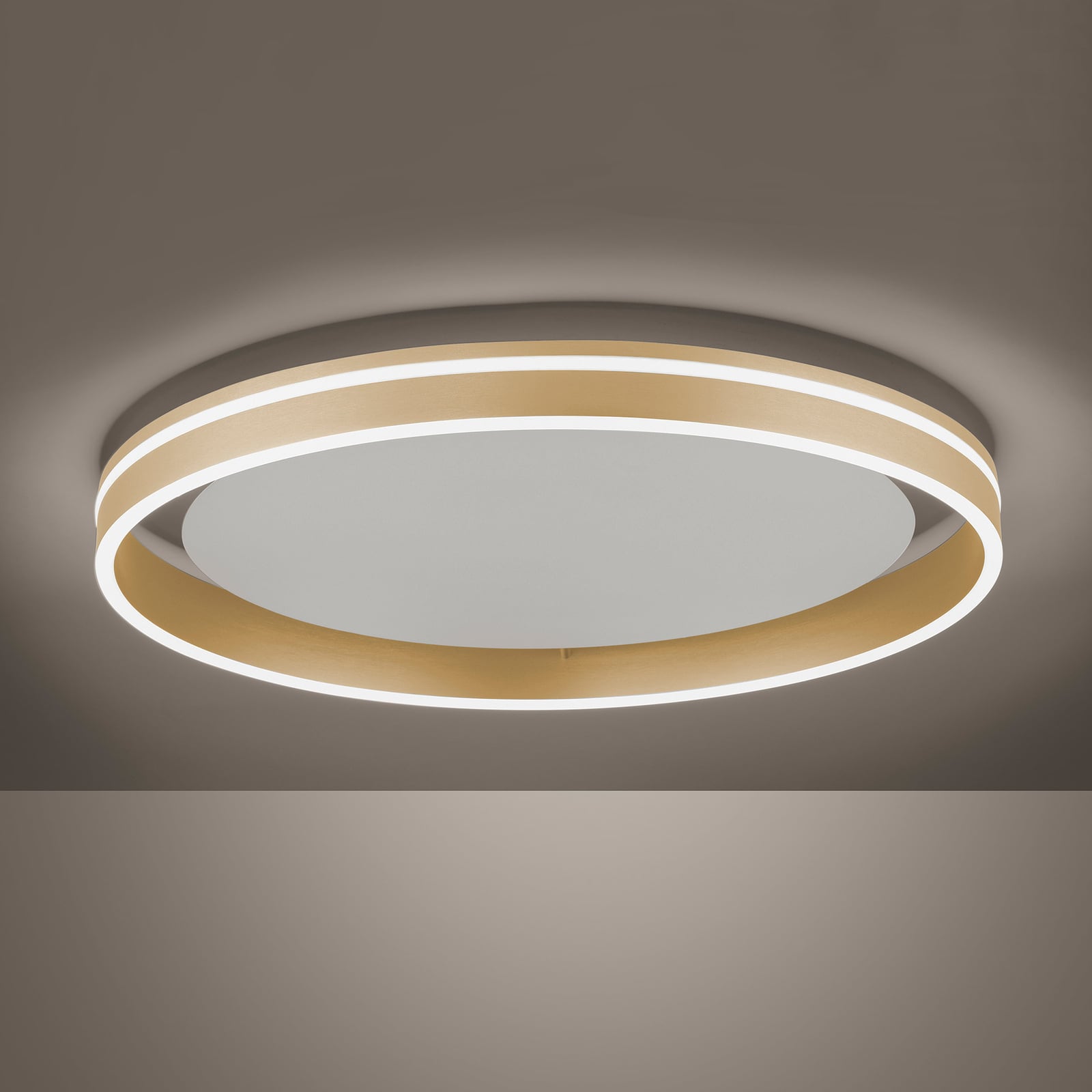 Nærbilde av dimbar LED taklampe Q-VITO ringformet CCT Ø60 cm messing