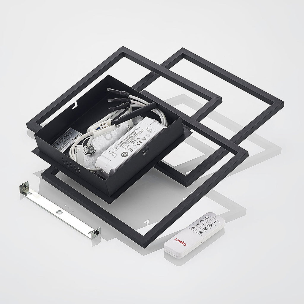LED taklampe Quiana CCT dimbar svart 42x42 cm med fjernkontroll i hånd