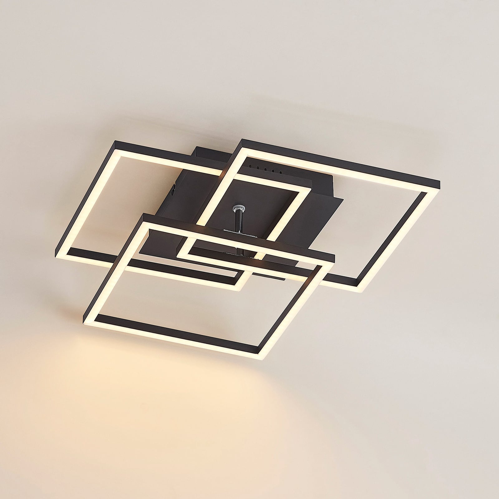 LED taklampe Quiana CCT dimbar svart 42x42 cm nærbilde av lysarmatur