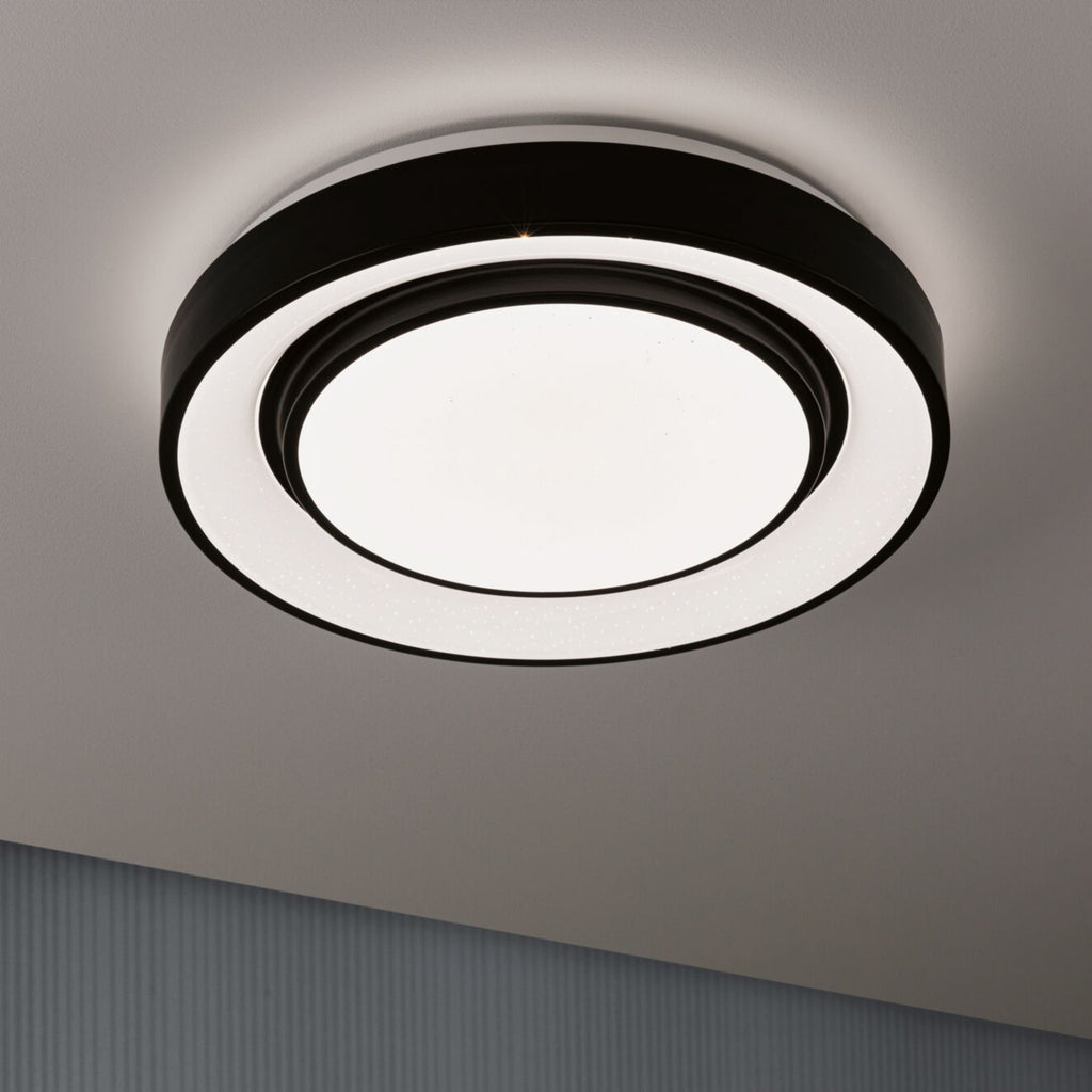 LED taklampe Rainbow RGBW med fjernkontroll svart Ø37 cm montert i rom