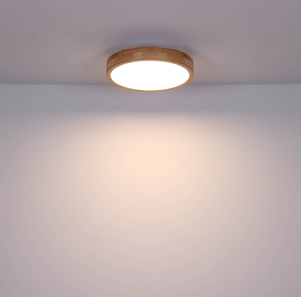 LED taklampe Rainer Ø40 cm CCT dimbar treoptikk med fjernkontroll i bruk