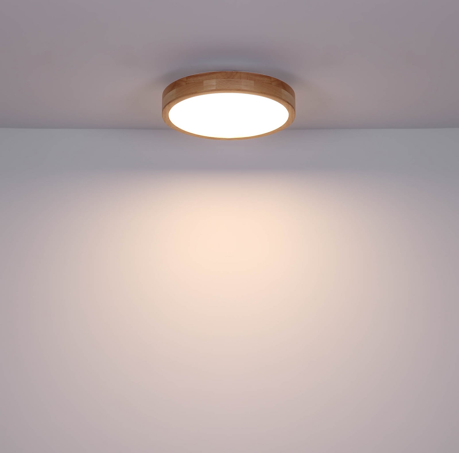 LED taklampe Rainer Ø40 cm CCT dimbar treoptikk med fjernkontroll i bruk