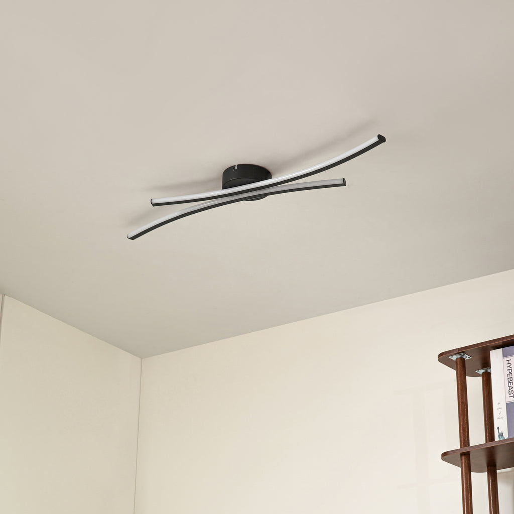 Montert LED taklampe Ravion svart aluminium 90 cm varmhvit i rom