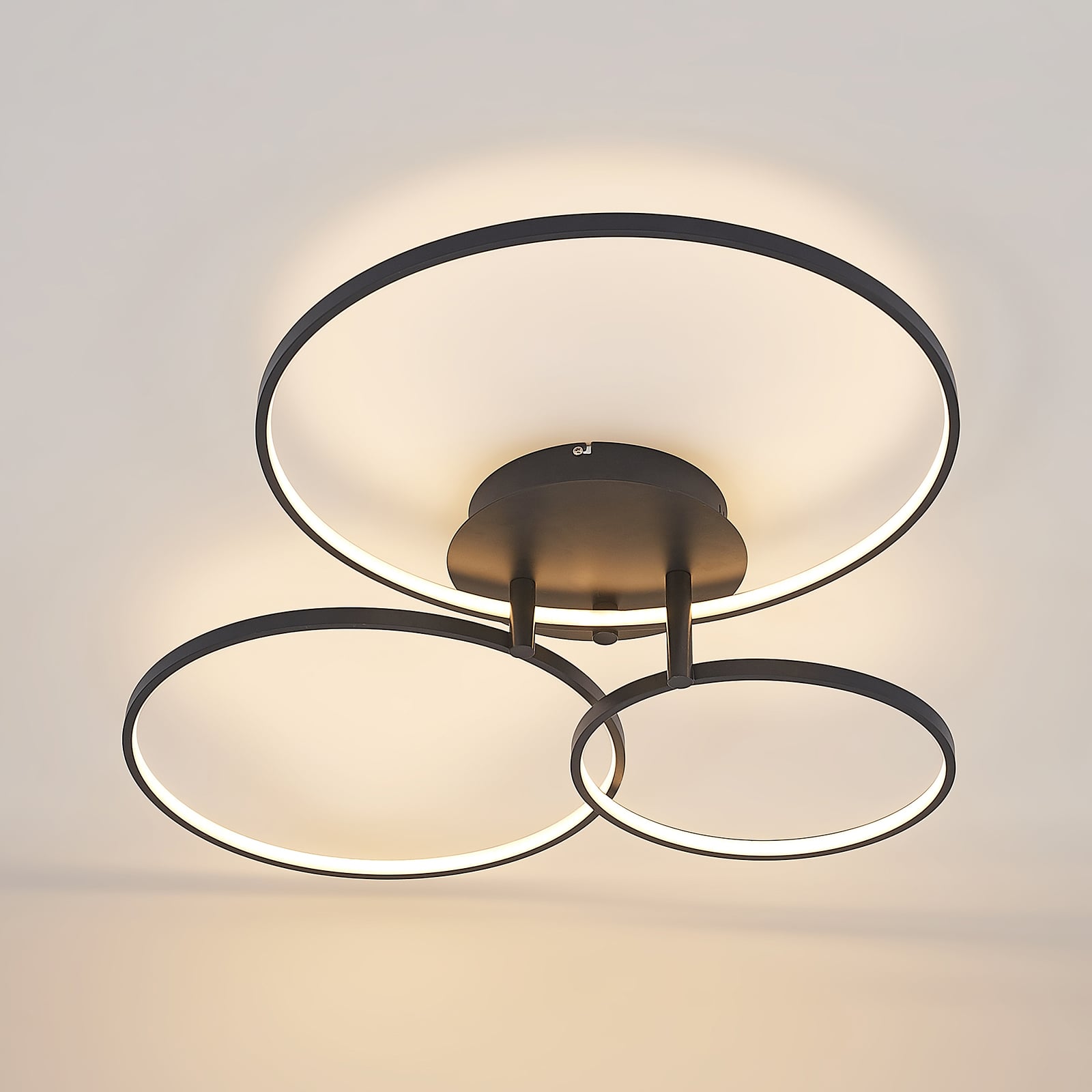 LED taklampe Rayk detalj av lysringer