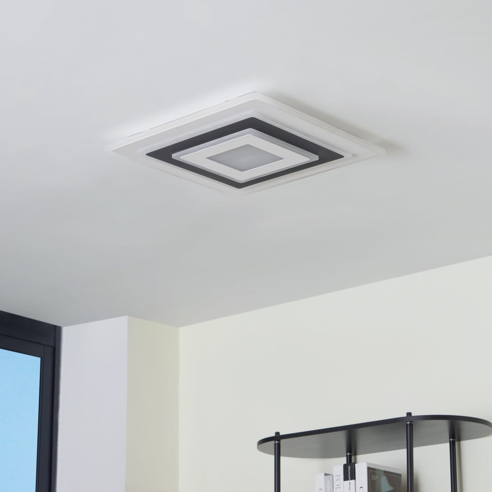 Montert LED taklampe Rebeka dimbar CCT 50x50 cm hvit/svart i rom