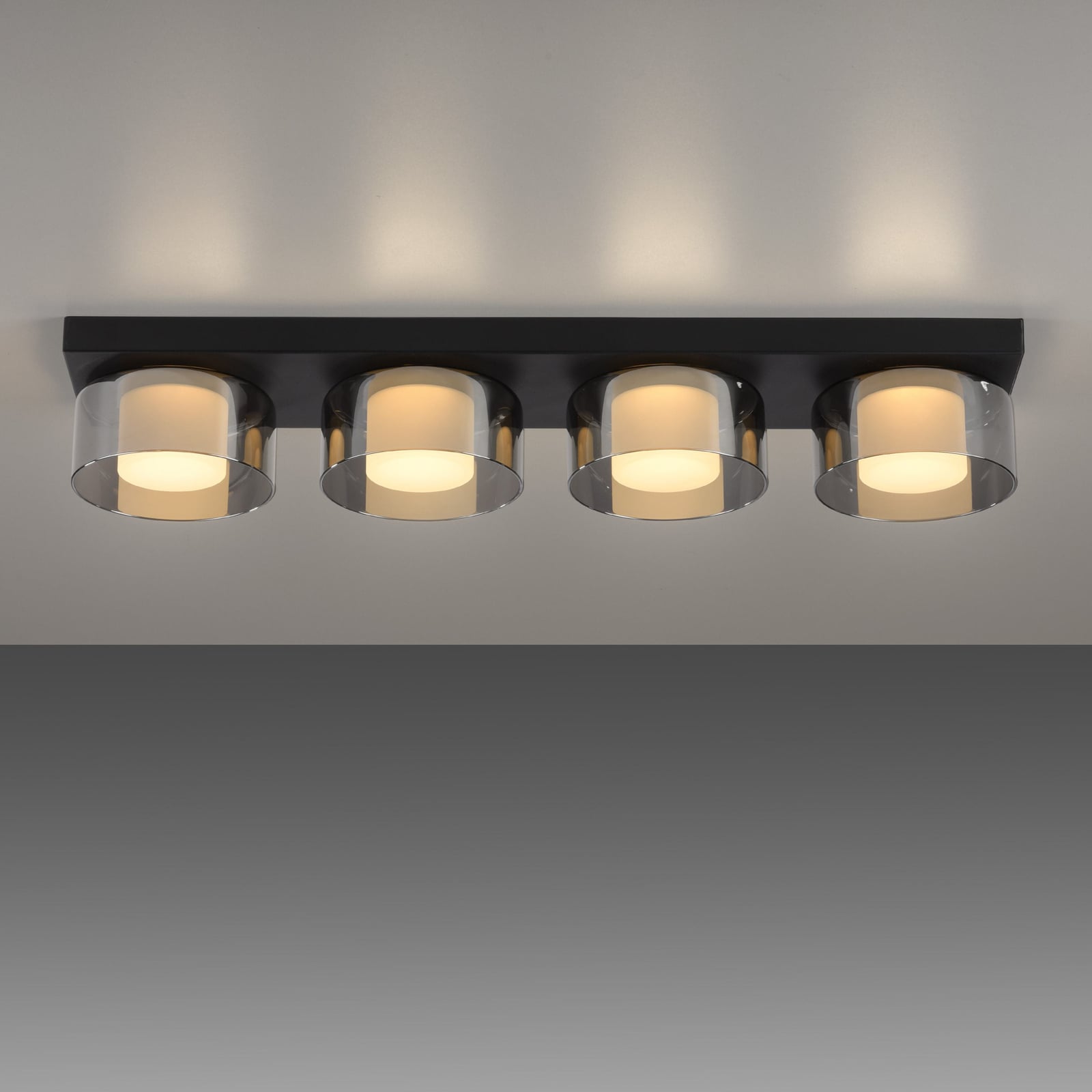 LED taklampe Rika 4-lys røykglass dimbar 70 cm montert i rom