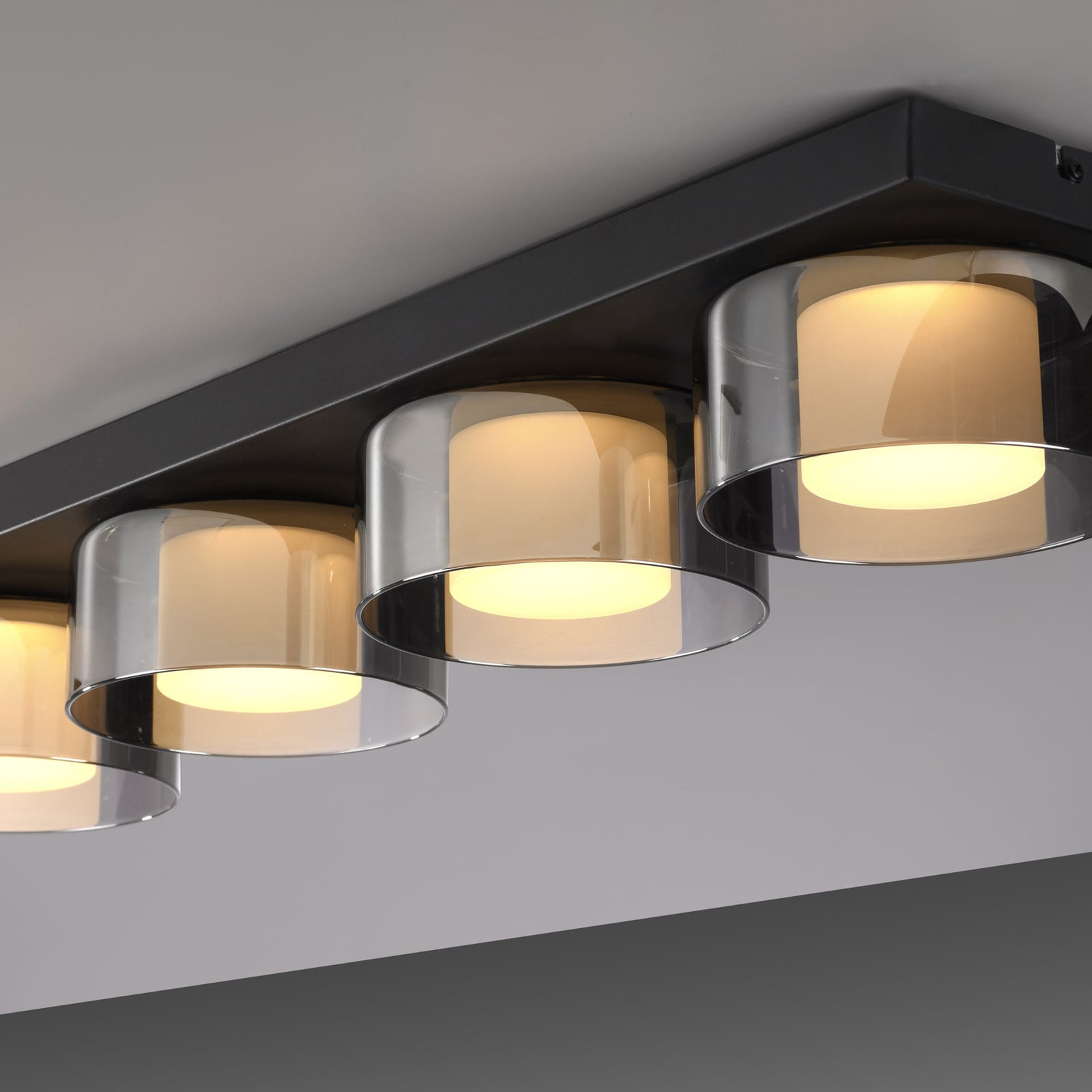 LED taklampe Rika 4-lys røykglass dimbar 70 cm nærbilde av lyskilde