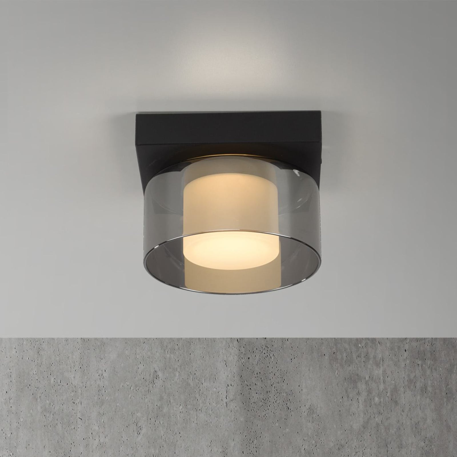 LED taklampe Rika røykglass dimbar svart 15x15 cm forfra