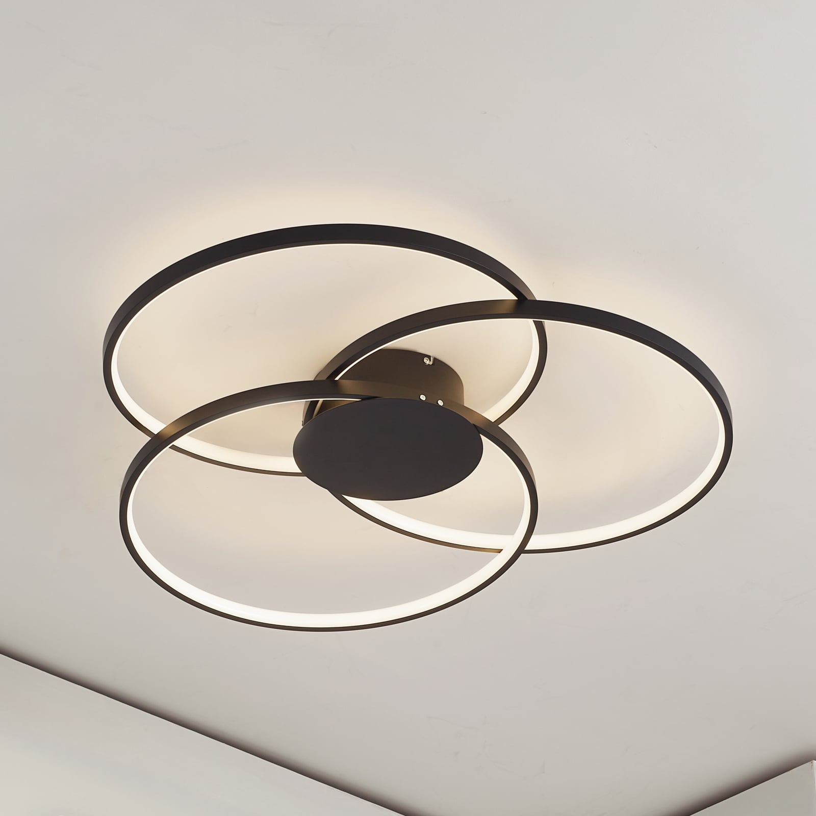 LED taklampe Riley 3-rings dimbar svart/tredekor 76 cm forfra