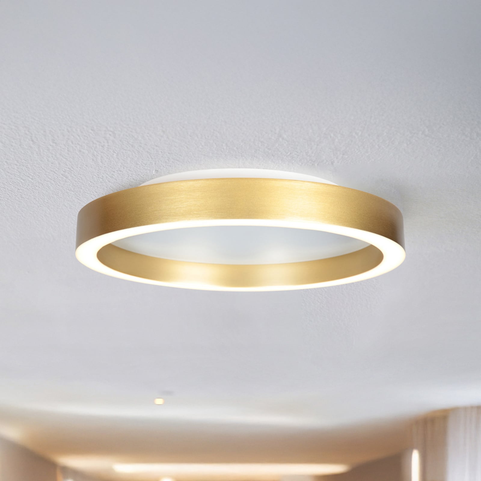 LED taklampe Ringlux dimbar gull Ø30 cm 25W varmhvit forfra