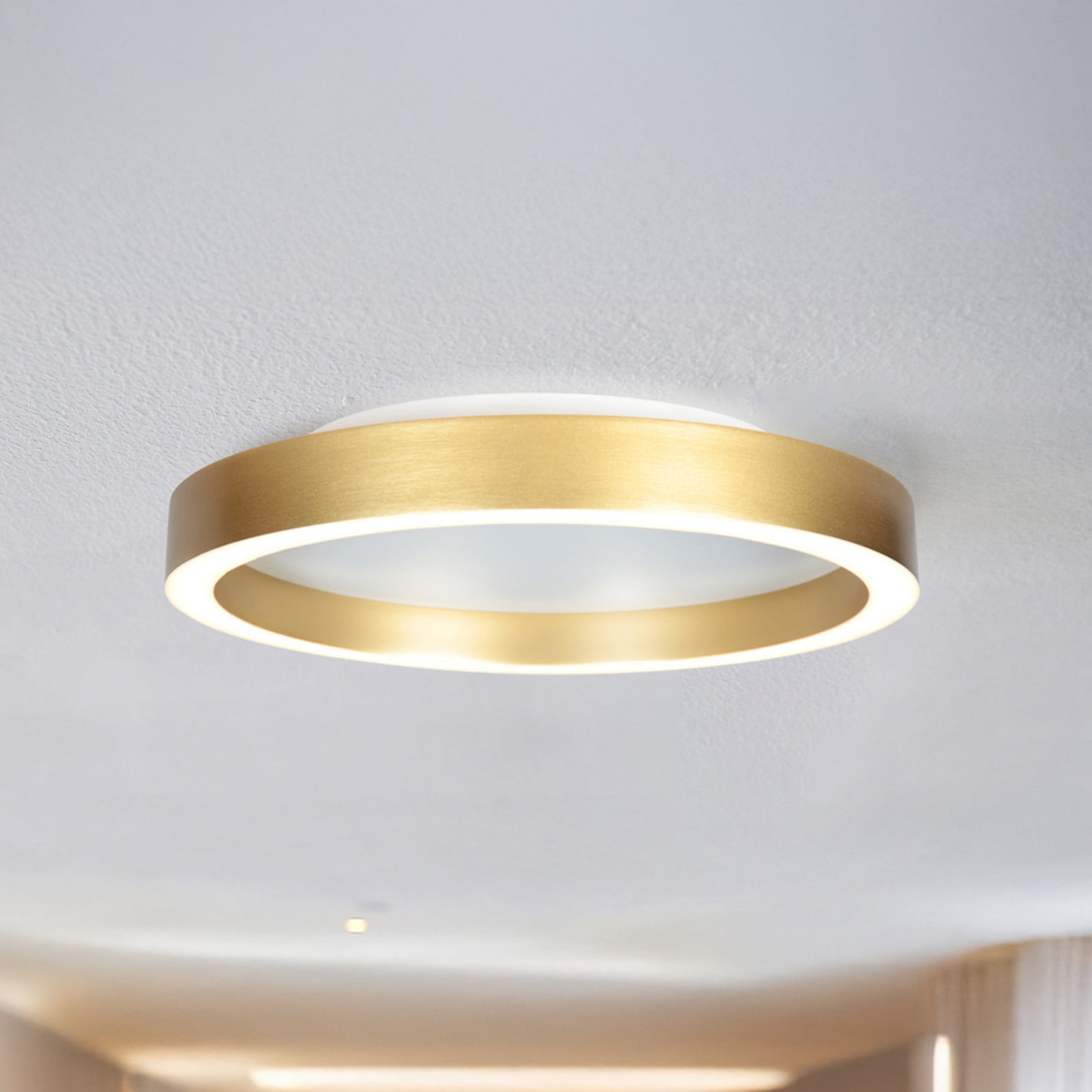 LED taklampe Ringlux gullfarget dimbar Ø40 cm forfra