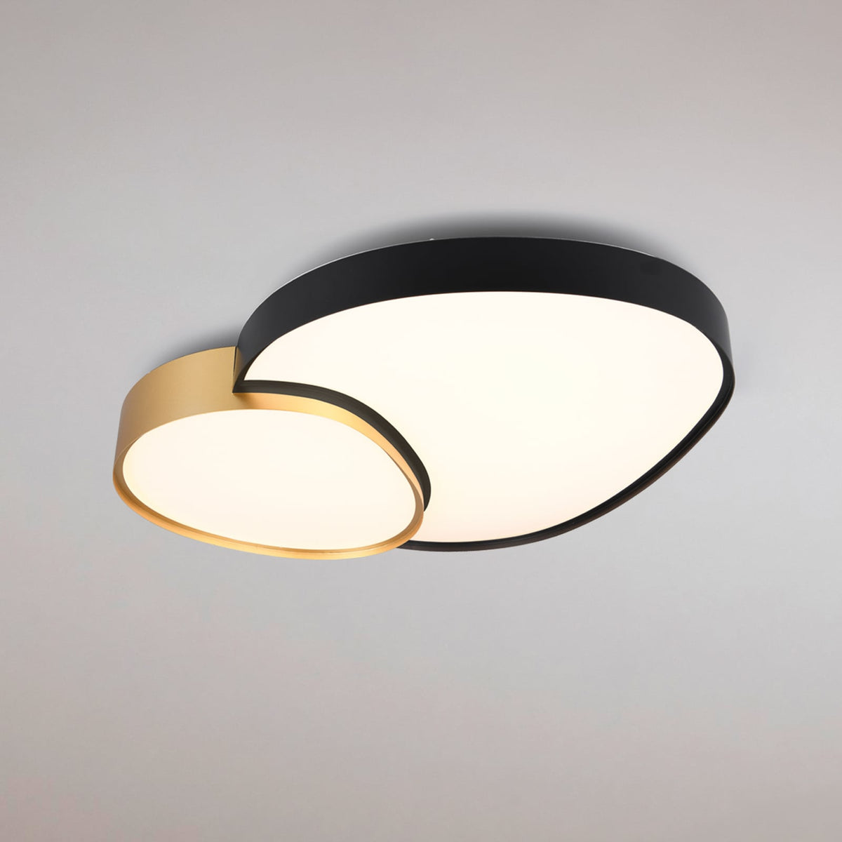 LED taklampe Rise svart-gull CCT dimbar med fjernkontroll forfra