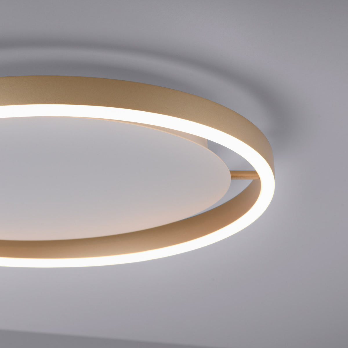 Detalj av LED taklampe Ritus dimbar matt messing Ø39,3 cm 20W