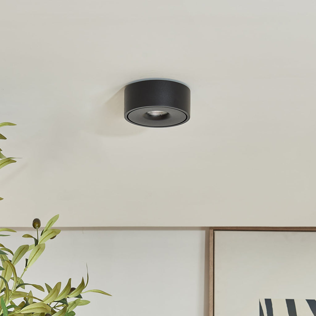 LED taklampe Rotari opp og ned svart Ø12 cm montert i rom