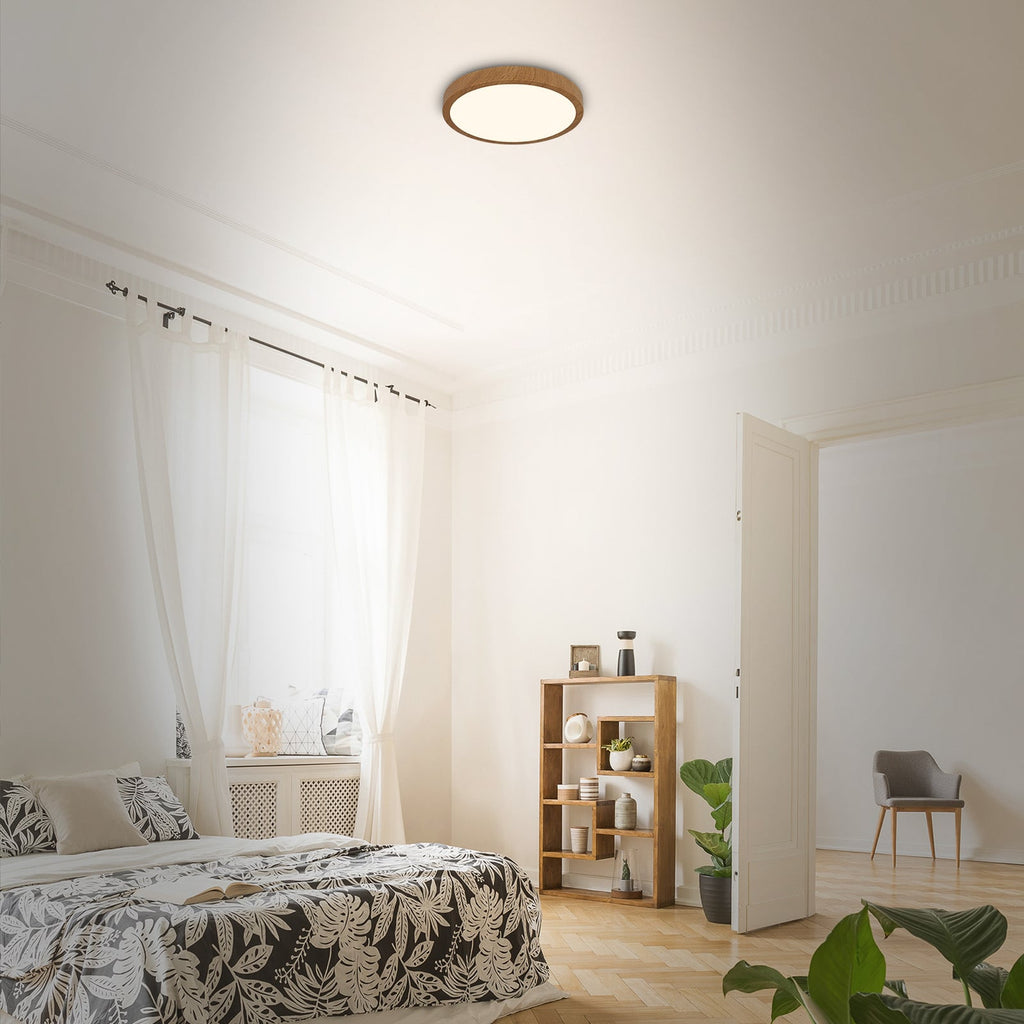 Nærbilde av trestruktur på LED taklampe Runa Wood trefarget metall