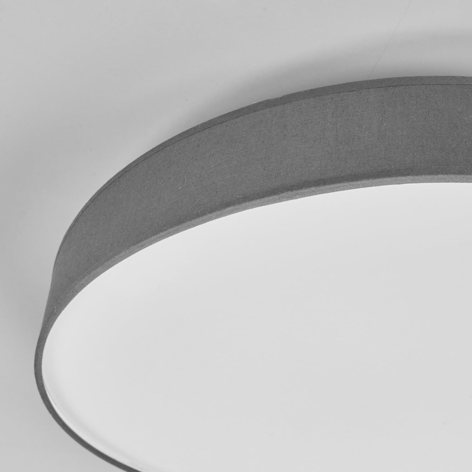 LED taklampe Saira grå tekstil nærbilde av metallramme