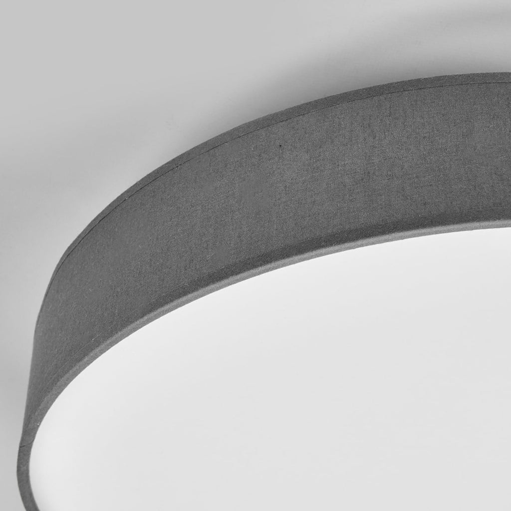 Nærbilde av tekstil overflate på LED taklampe Saira grå