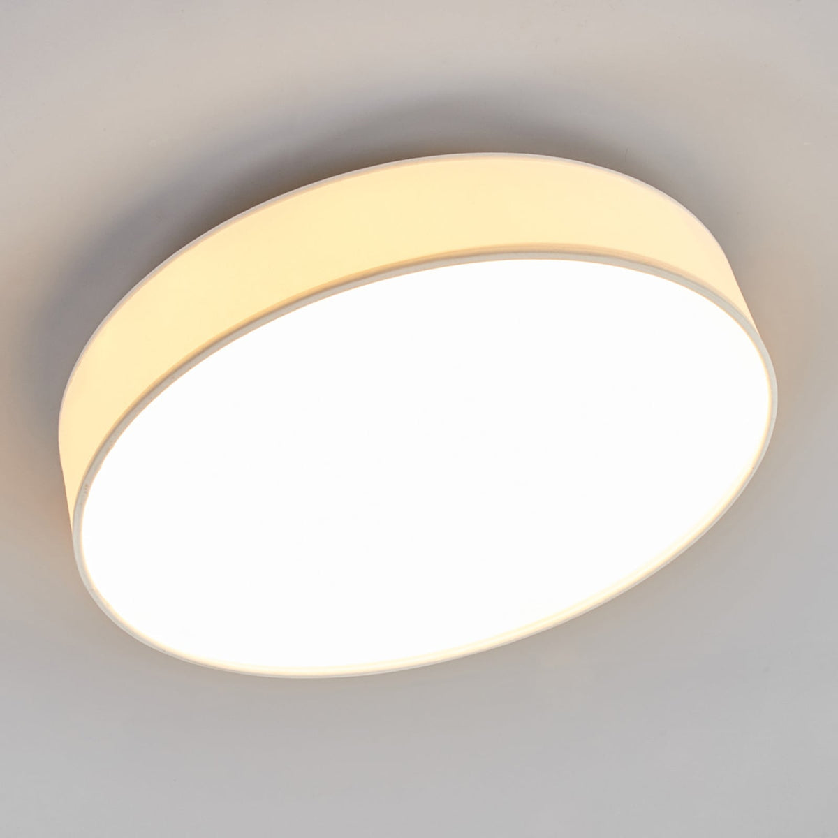 LED taklampe Saira tekstil hvit Ø40 cm 24W varmhvit montert i rom