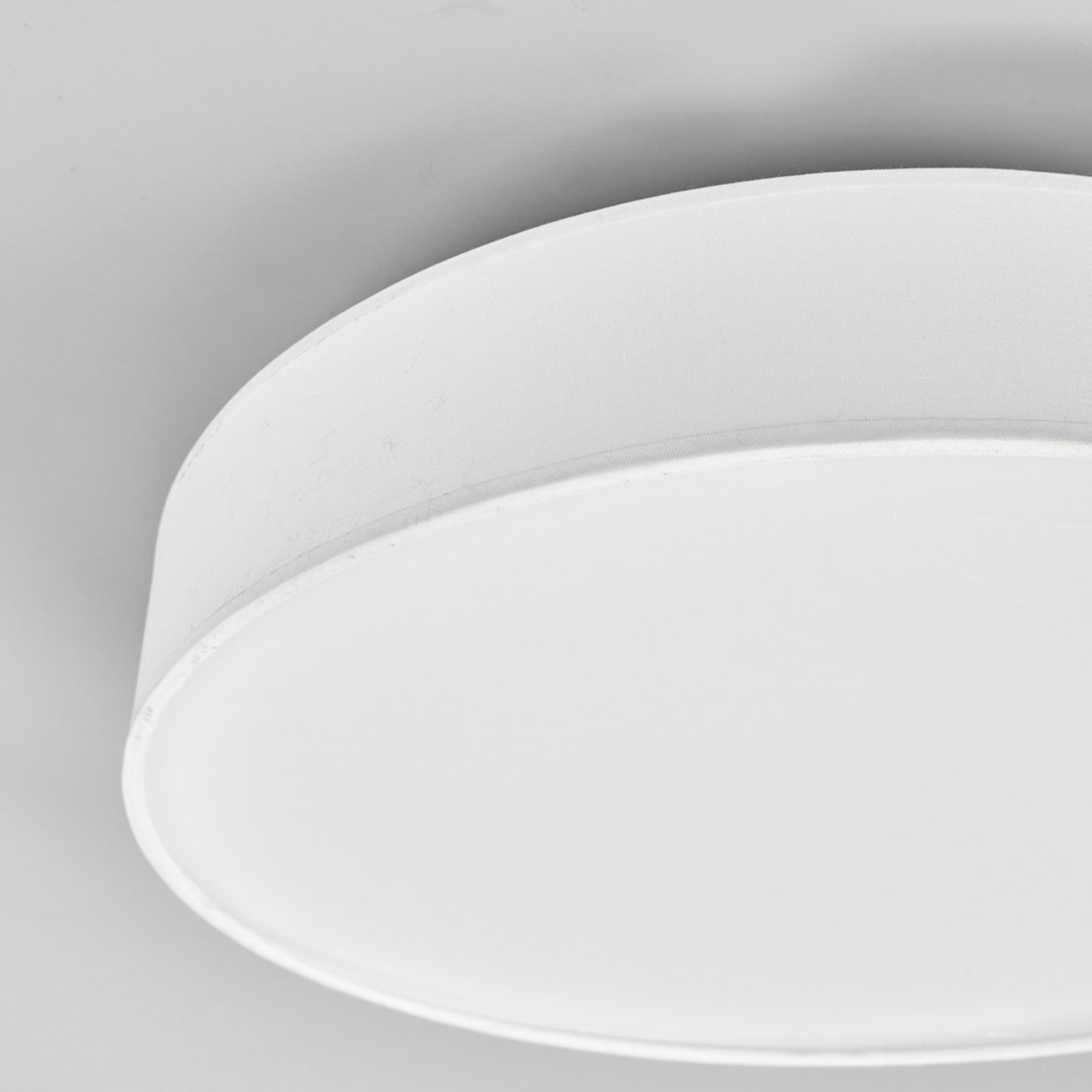 LED taklampe Saira tekstil hvit Ø40 cm 24W varmhvit nærbilde av skjerm