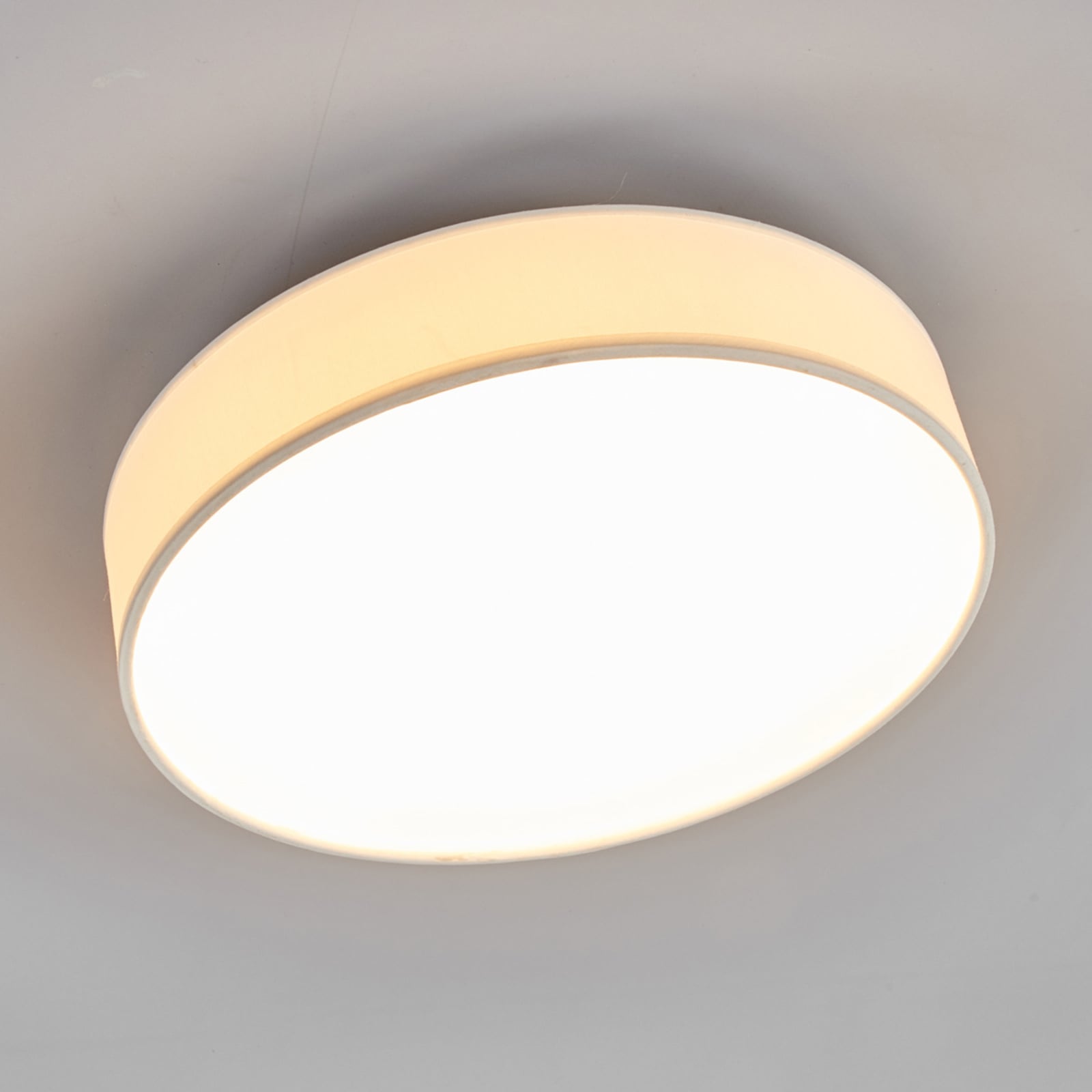LED taklampe Saira tekstil hvit Ø30 cm 12W montert i rom