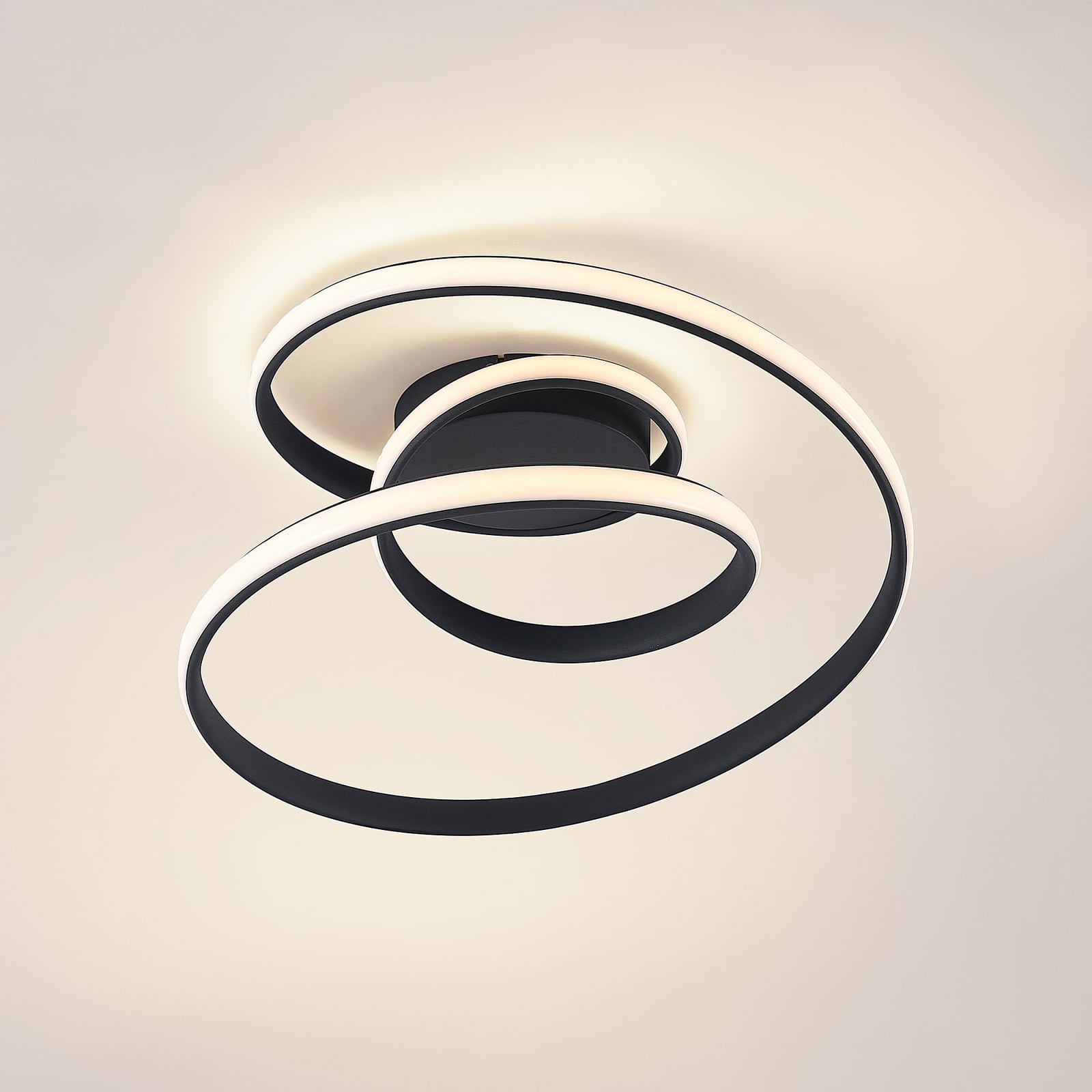 LED taklampe Sakina spiralform svart dimbar Ø48 cm 36W montert i rom
