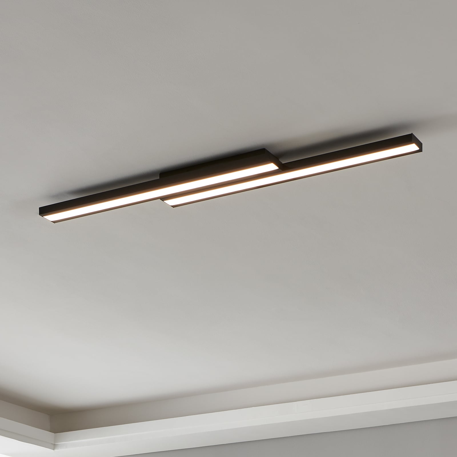 LED taklampe Saliteras-Z smart RGB CCT 116 cm svart dimbar forfra