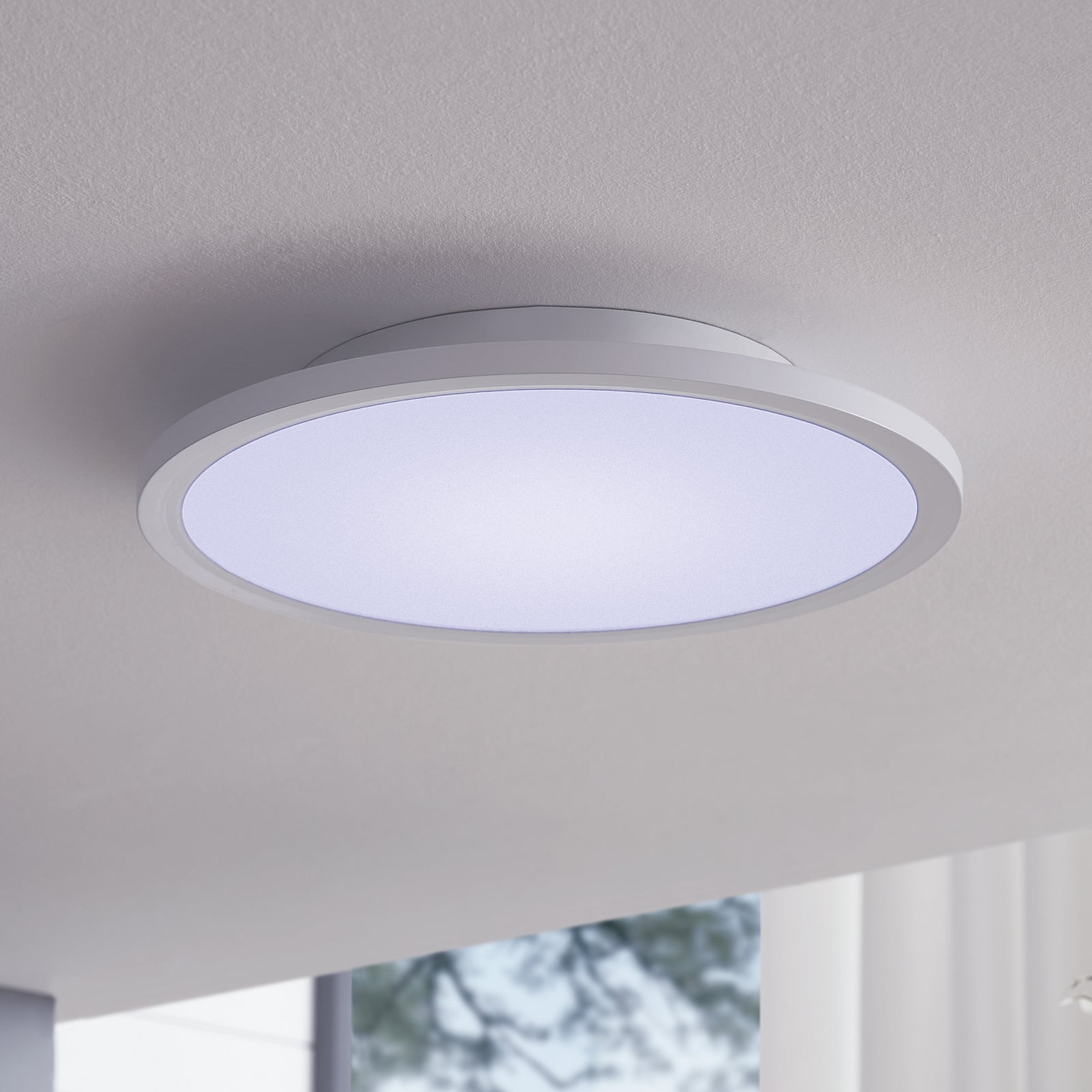 LED taklampe Sarsina-C dimbar hvit Ø30 cm RGB med fjernkontroll forfra