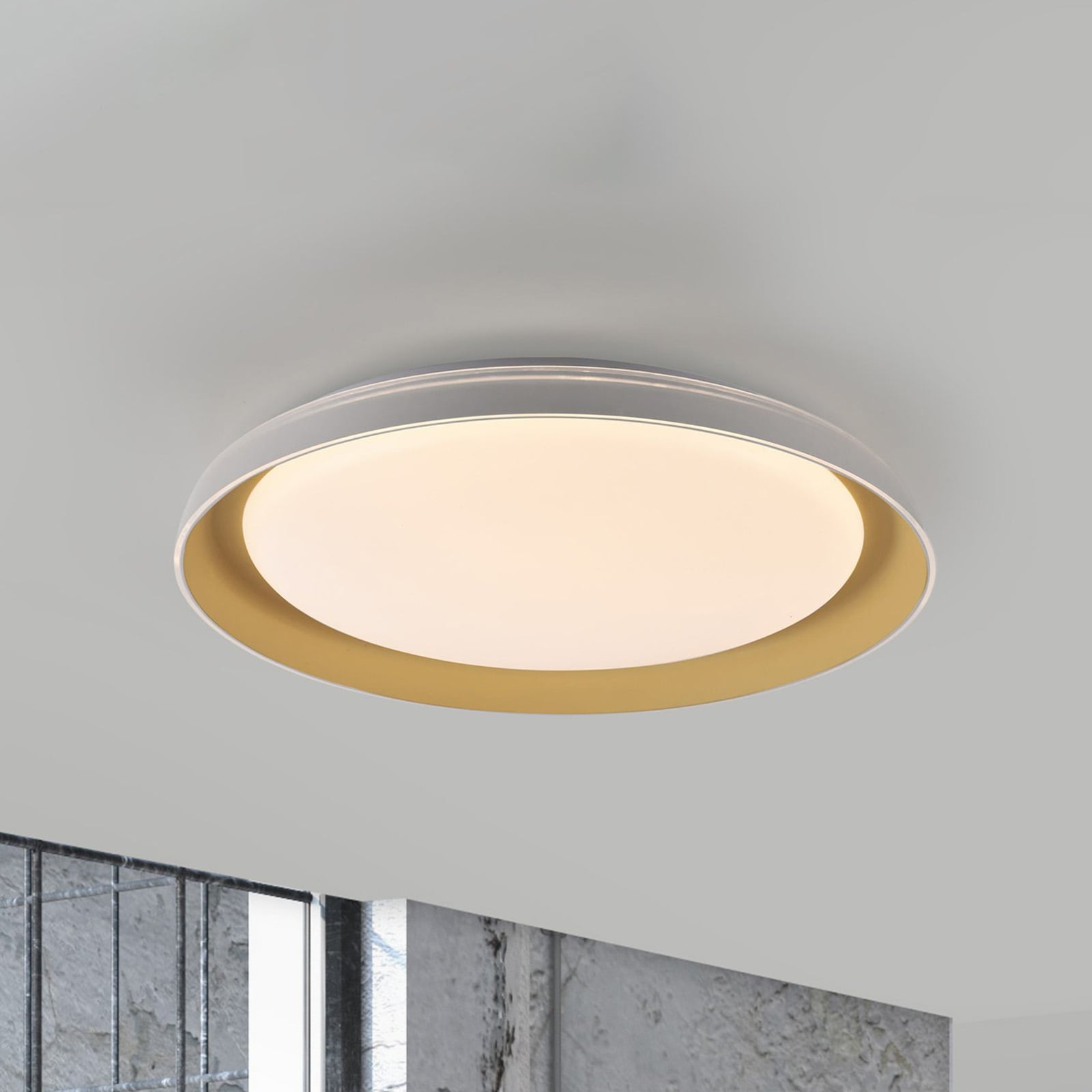 LED-taklampe Sati dimbar hvit/messing forfra