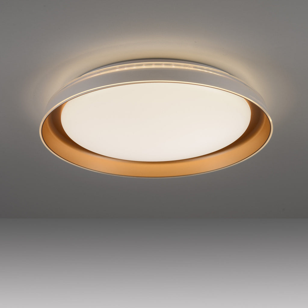 LED-taklampe Sati dimbar hvit/messing montert i rom