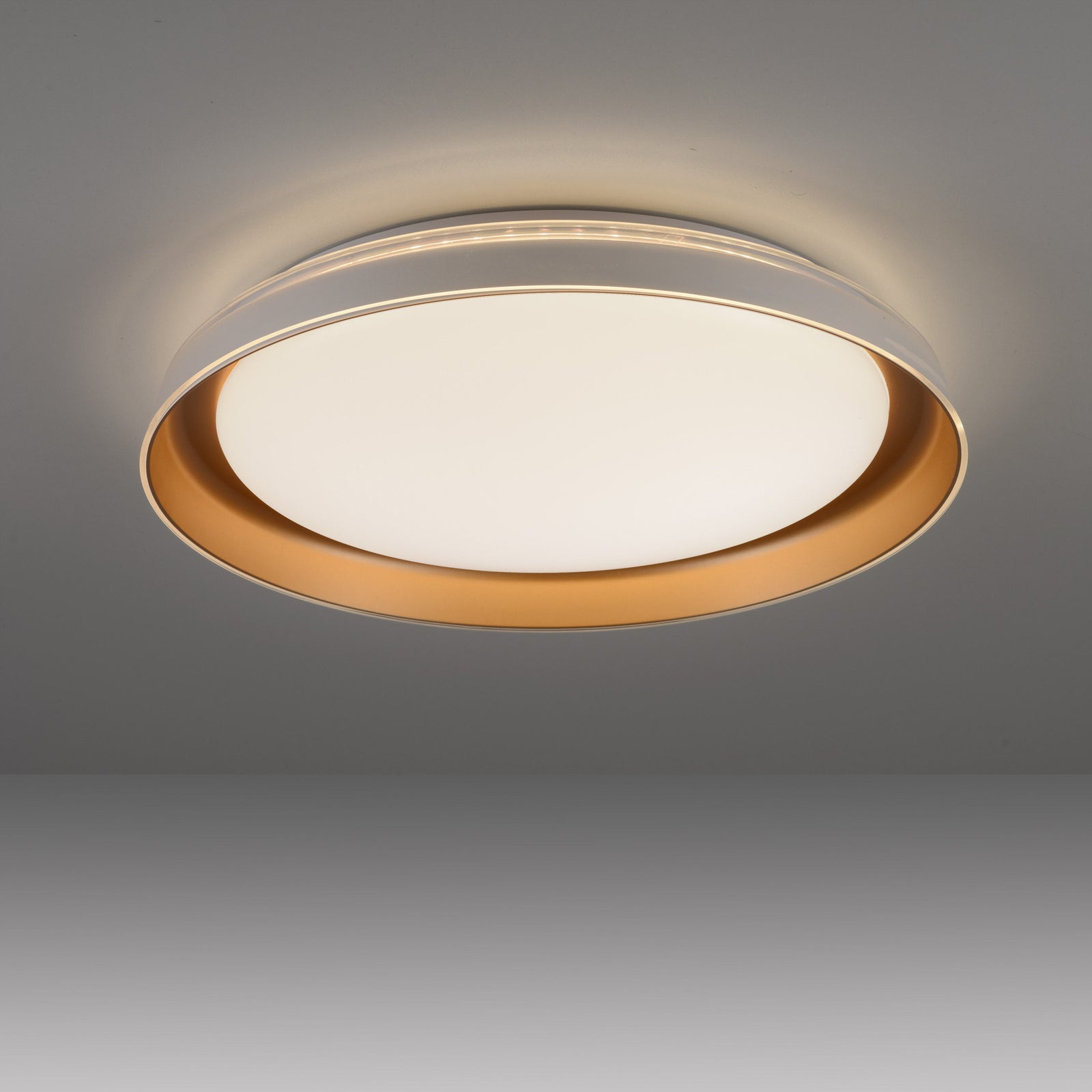 LED-taklampe Sati dimbar hvit/messing montert i rom