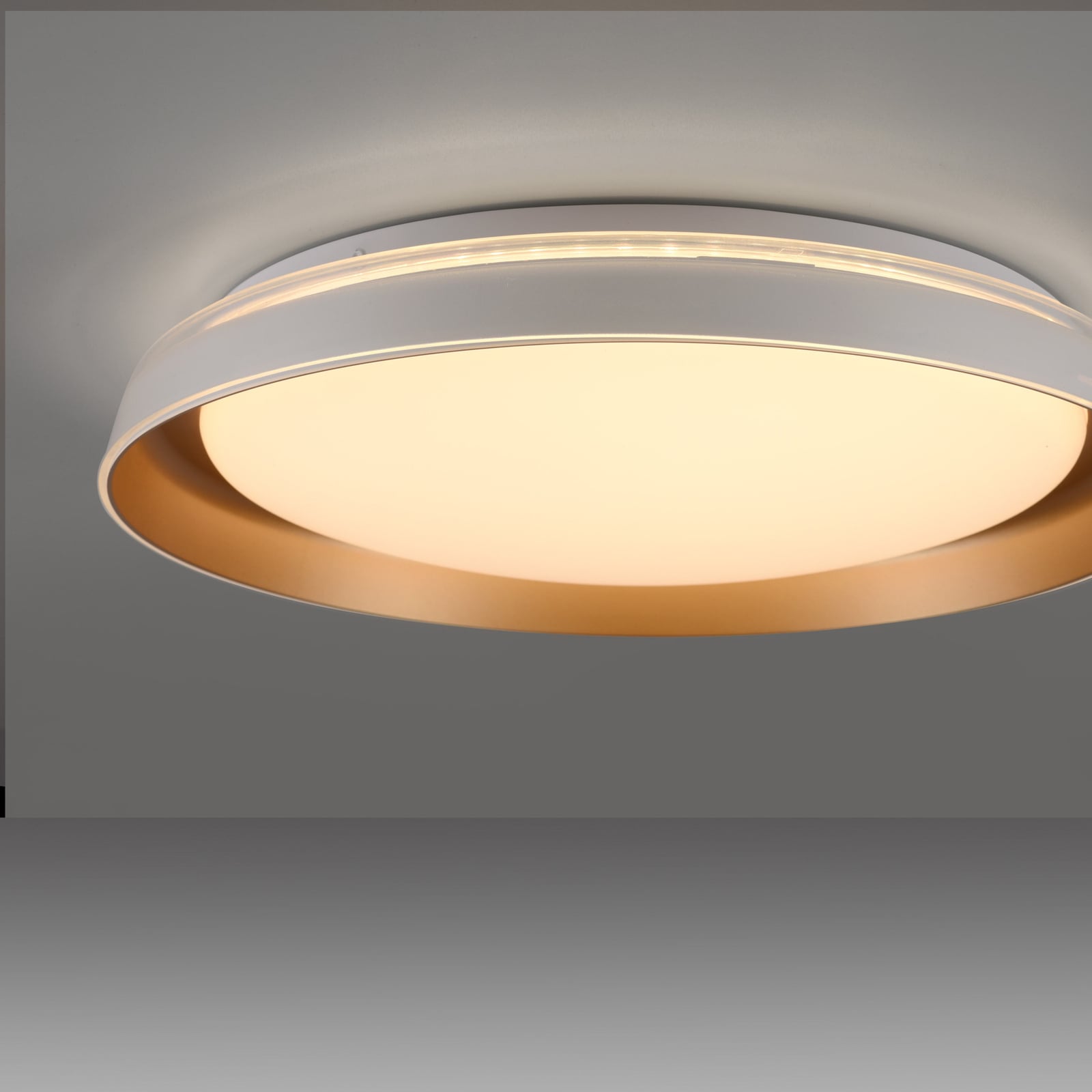 LED-taklampe Sati dimbar hvit/messing nærbilde av lys