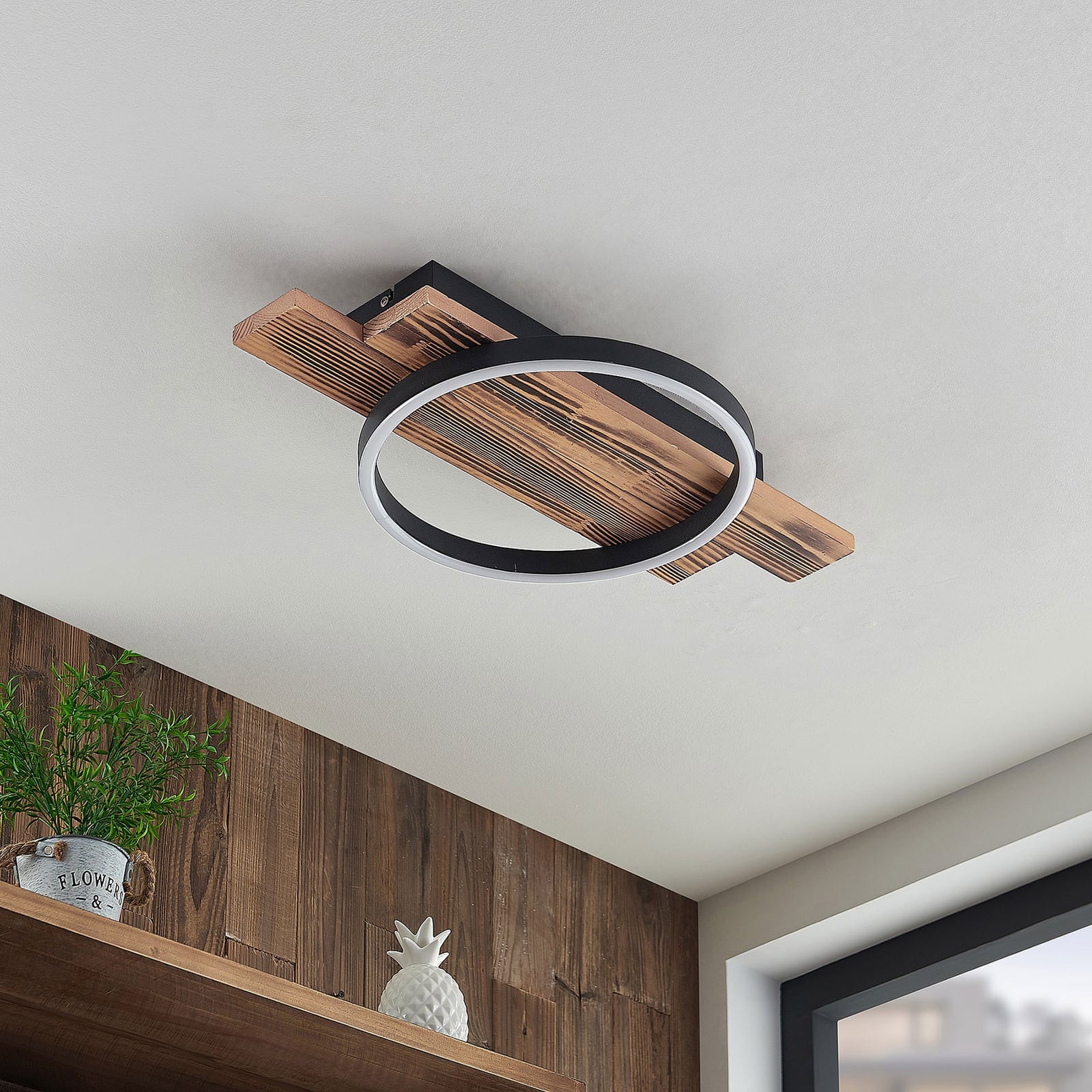 Bakside av LED taklampe Sentoa tre og aluminium