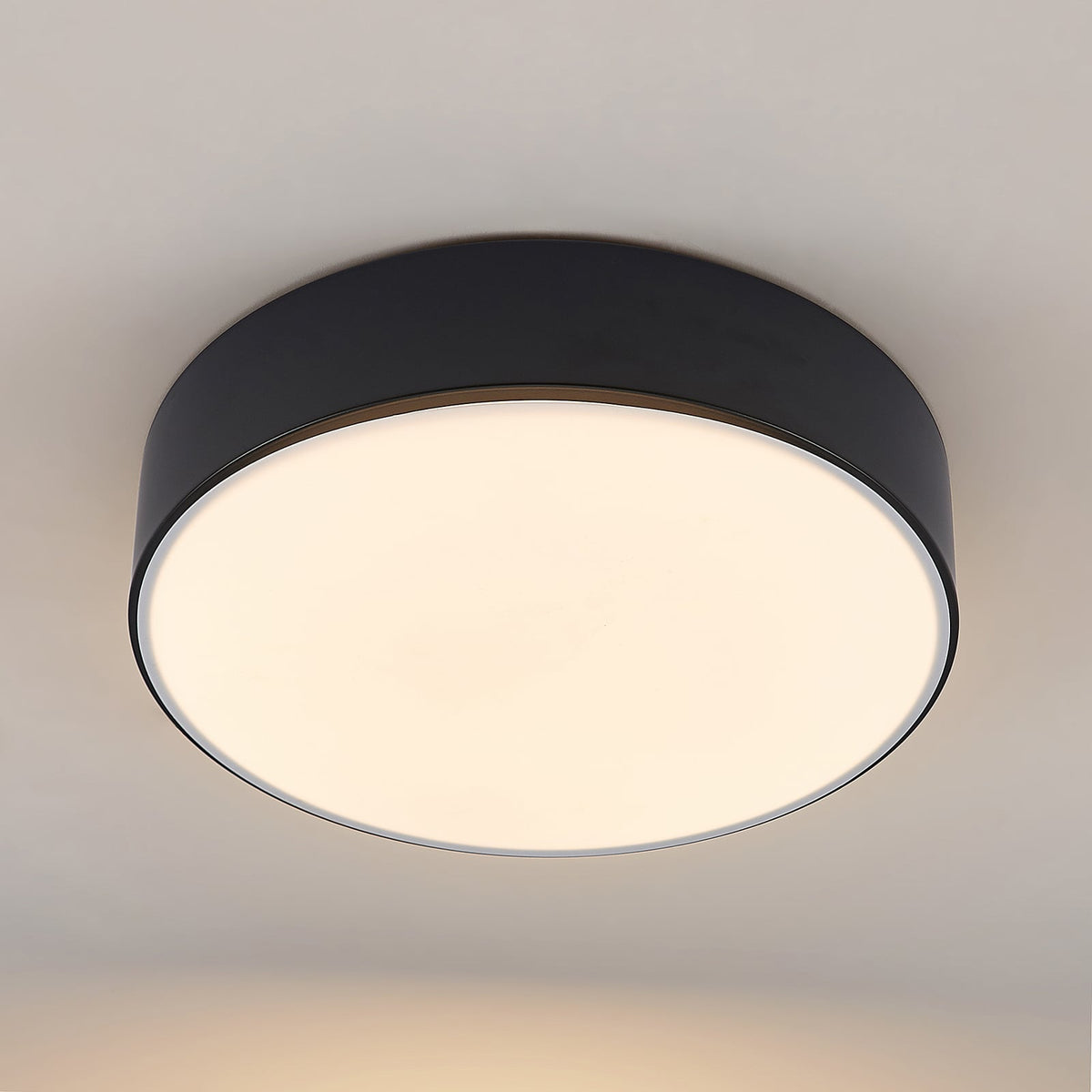 LED taklampe Simera dimbar svart Ø30 cm montert i rom