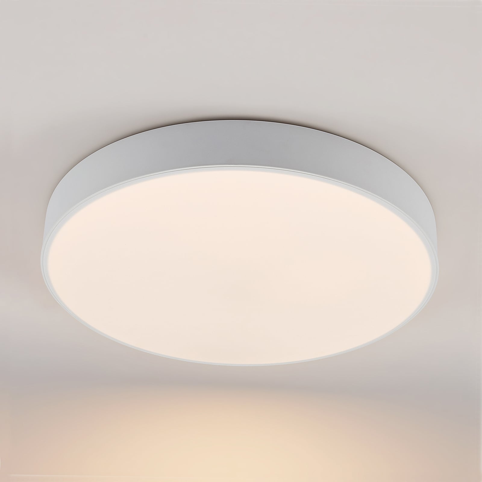 Nærbilde av LED taklampe Simera rund hvit dimbar Ø50 cm LED-lys