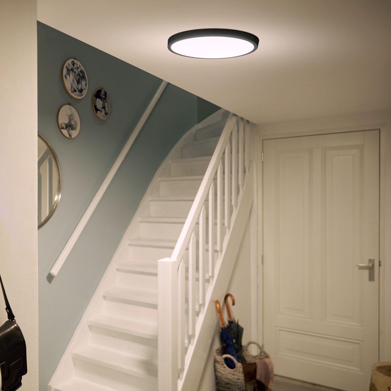 Bakside av LED taklampe Slim Surface svart Ø28,6 cm 20W varmhvit Philips