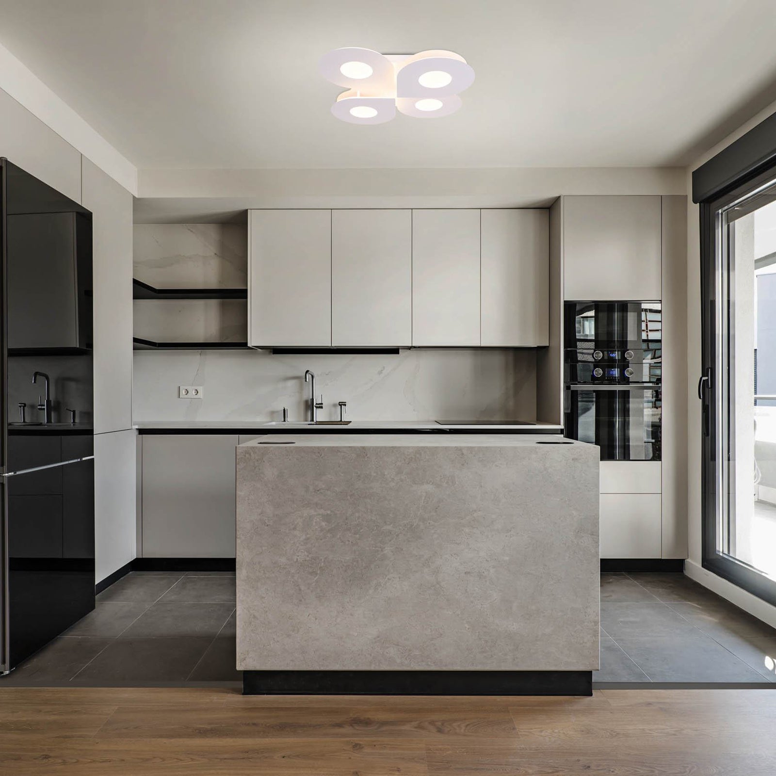 LED taklampe Smilla hvit CCT med fjernkontroll montert i tak