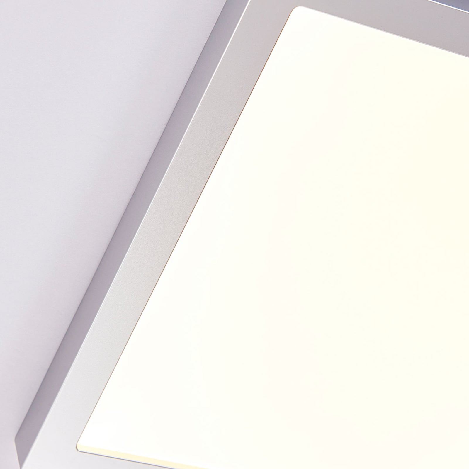 LED taklampe Solvie dimbar sølv kvadratisk sideprofil