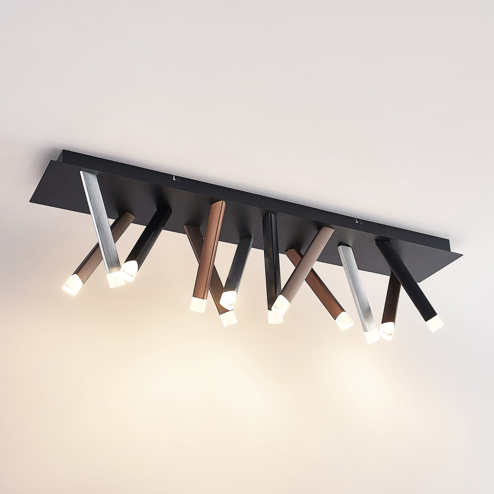 LED taklampe Stoika 100 cm fargerik aluminium dimbar montert i rom