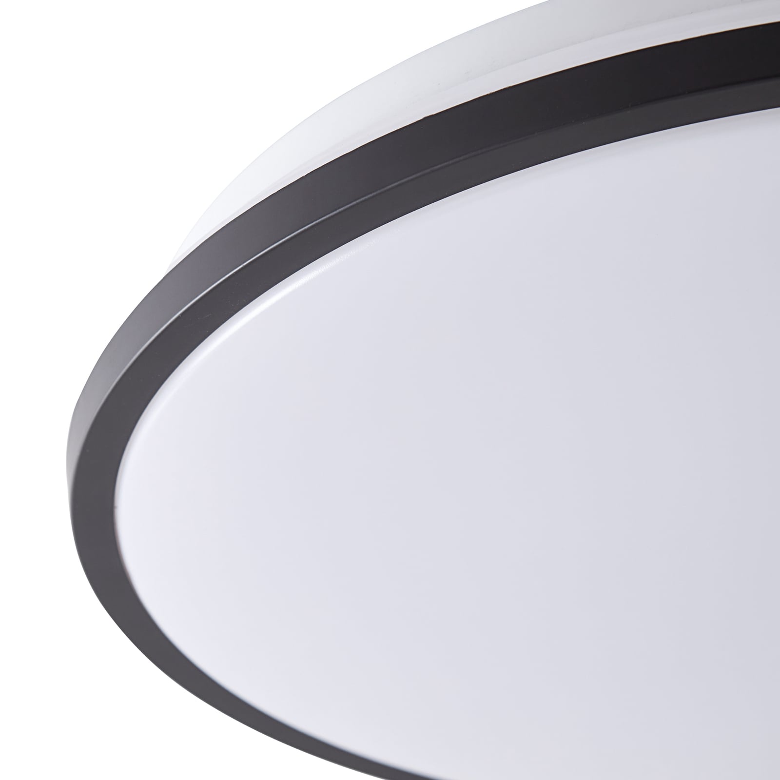 Nærbilde av LED taklampe Swaran metall og plast materiale