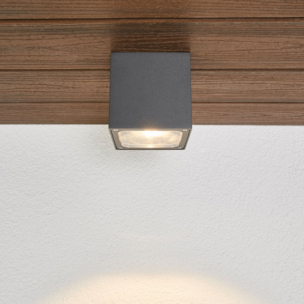 LED taklampe Tanea terningformet mørkegrå montert utendørs