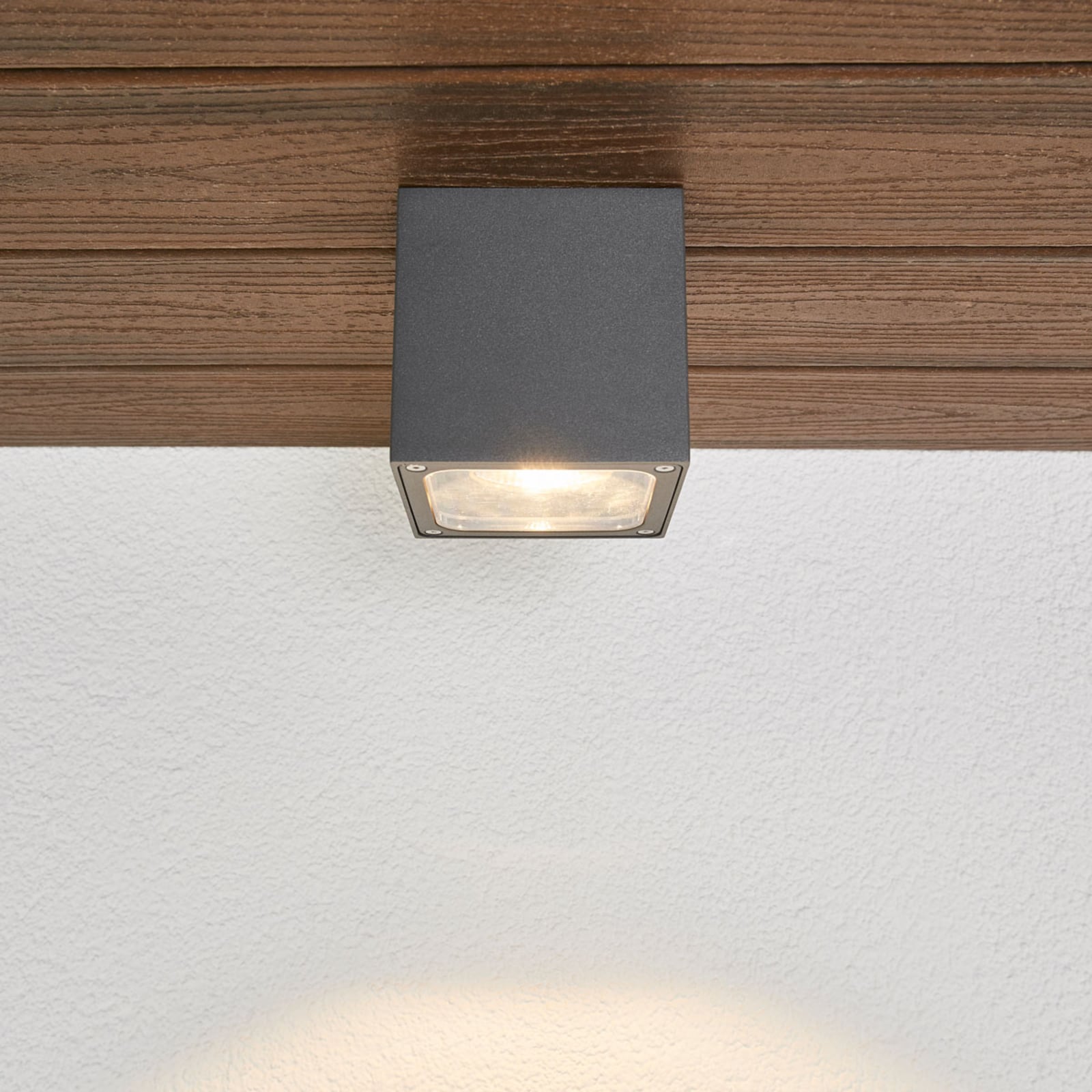 LED taklampe Tanea terningformet mørkegrå montert utendørs